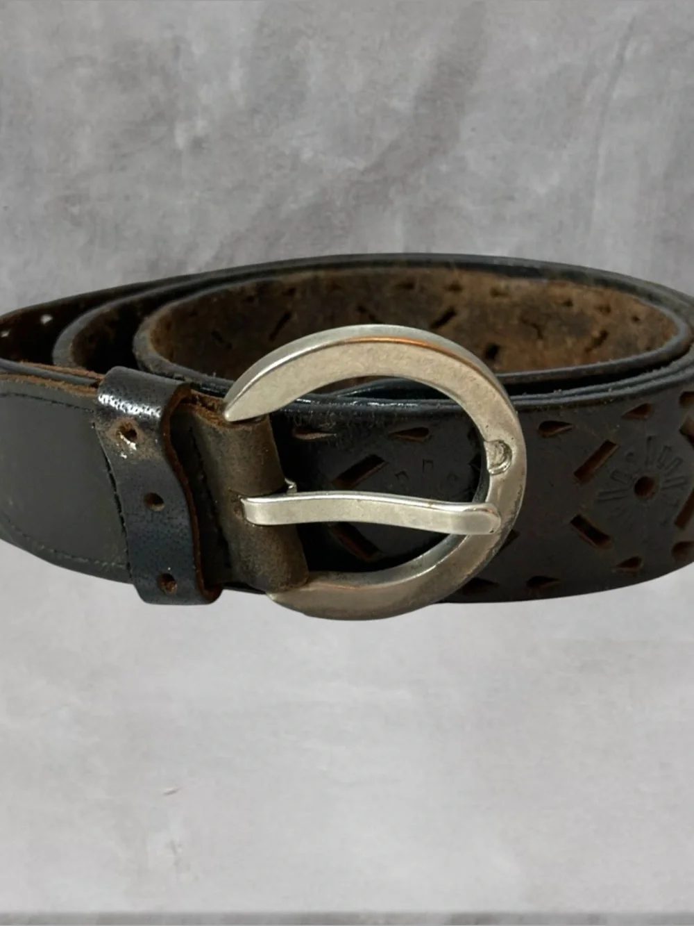 BLACK LEATHER PIERCED CUT OUT DESIGN BELT MEDIUM VINTAGE